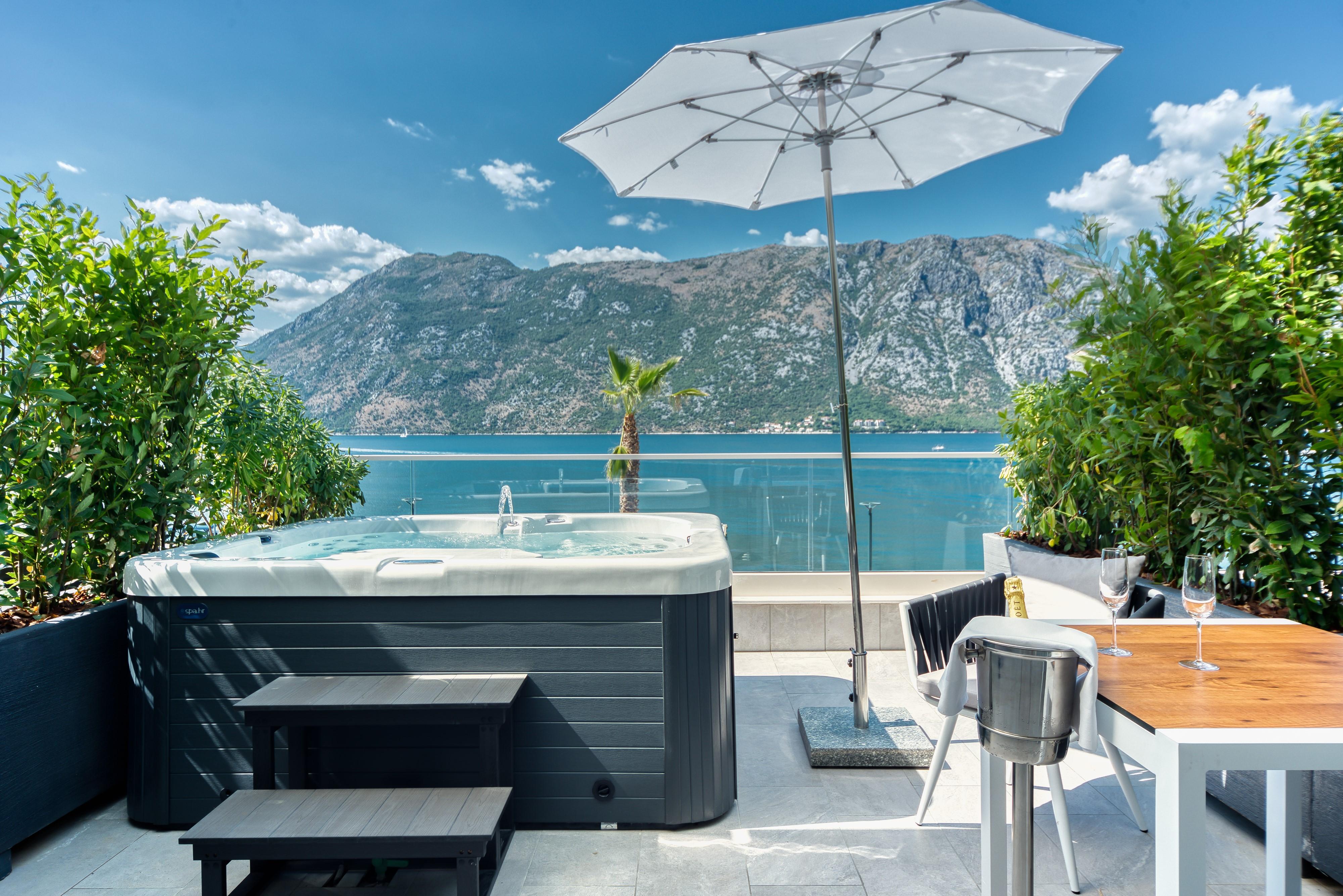 Hyatt Regency Kotor Bay Resort (Adults Only) Zewnętrze zdjęcie A hot tub on a balcony