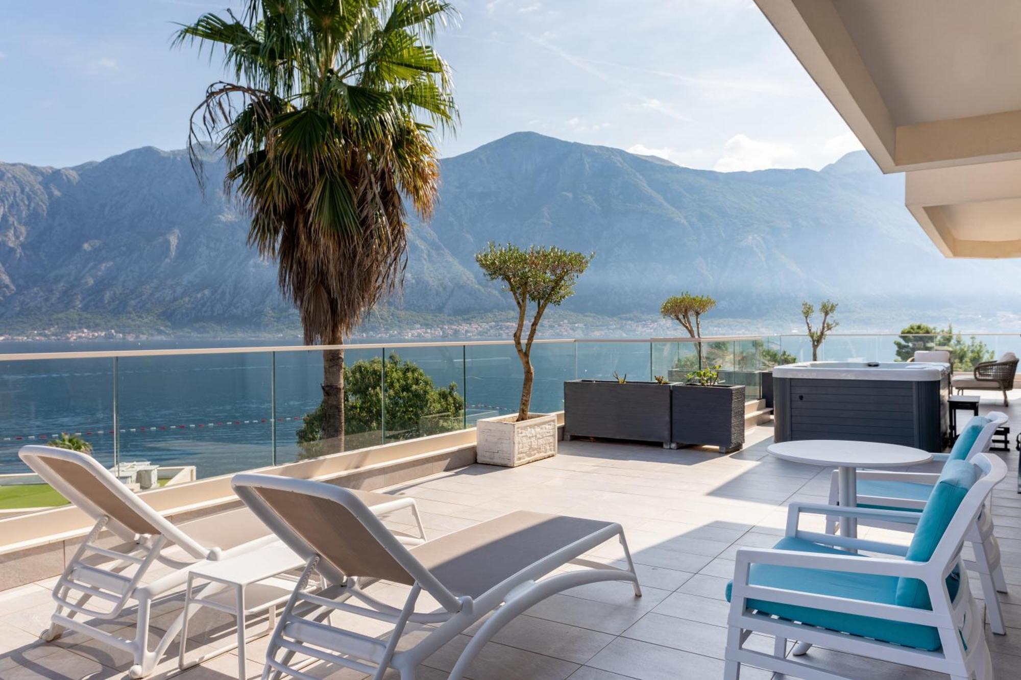 Hyatt Regency Kotor Bay Resort (Adults Only) Zewnętrze zdjęcie Terrace of a suite