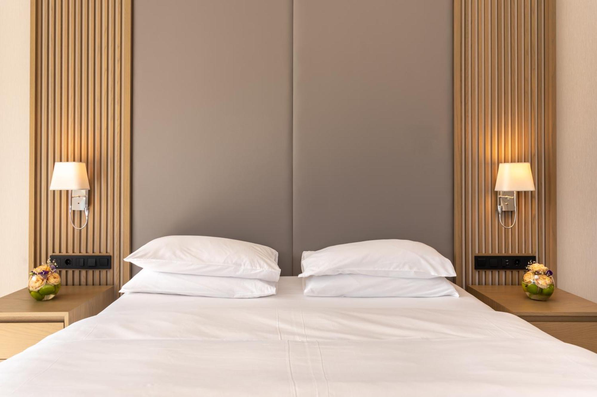 Hyatt Regency Kotor Bay Resort (Adults Only) Zewnętrze zdjęcie A bed with two pillows