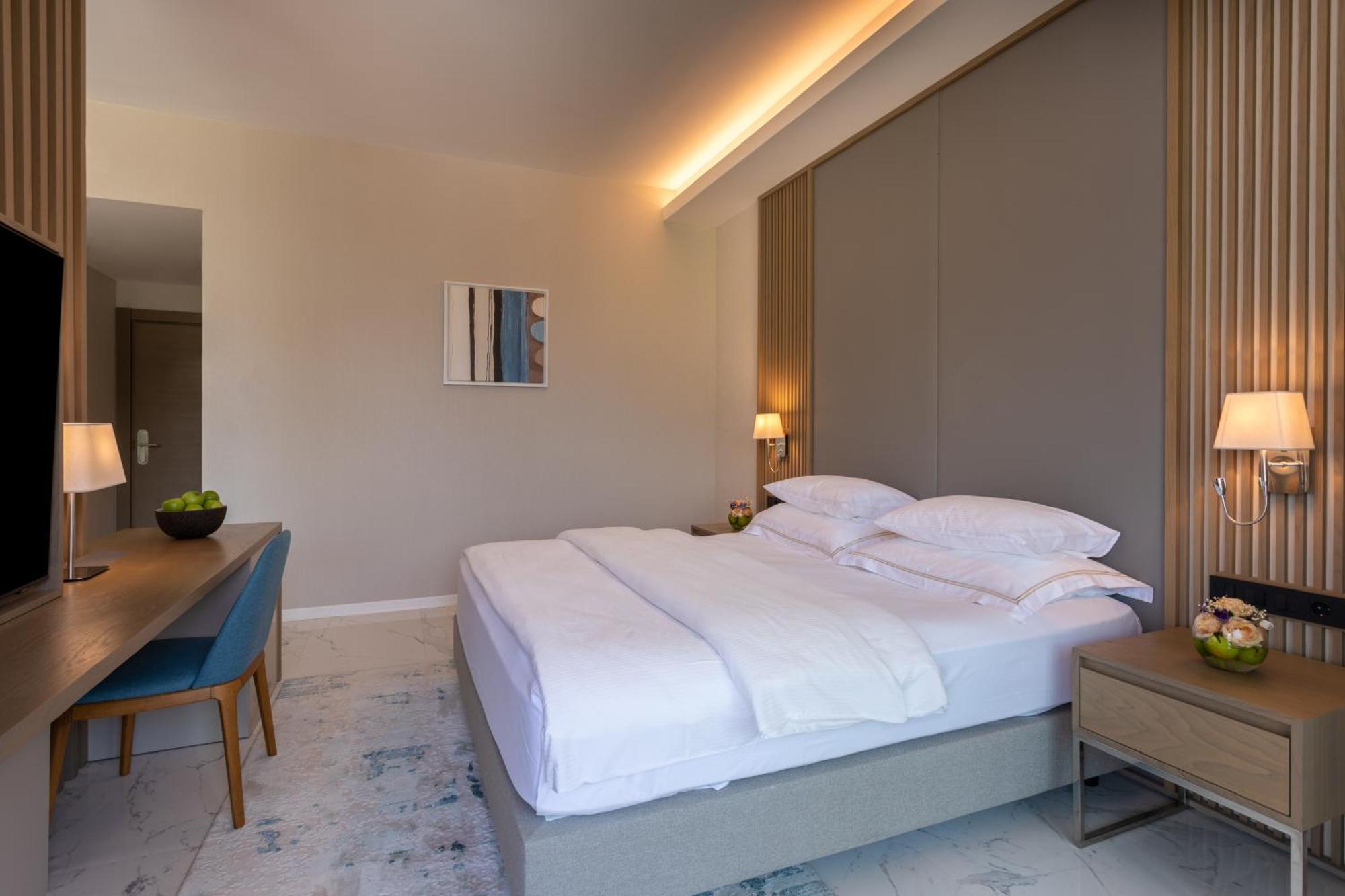 Hyatt Regency Kotor Bay Resort (Adults Only) Zewnętrze zdjęcie A bedroom at the hotel
